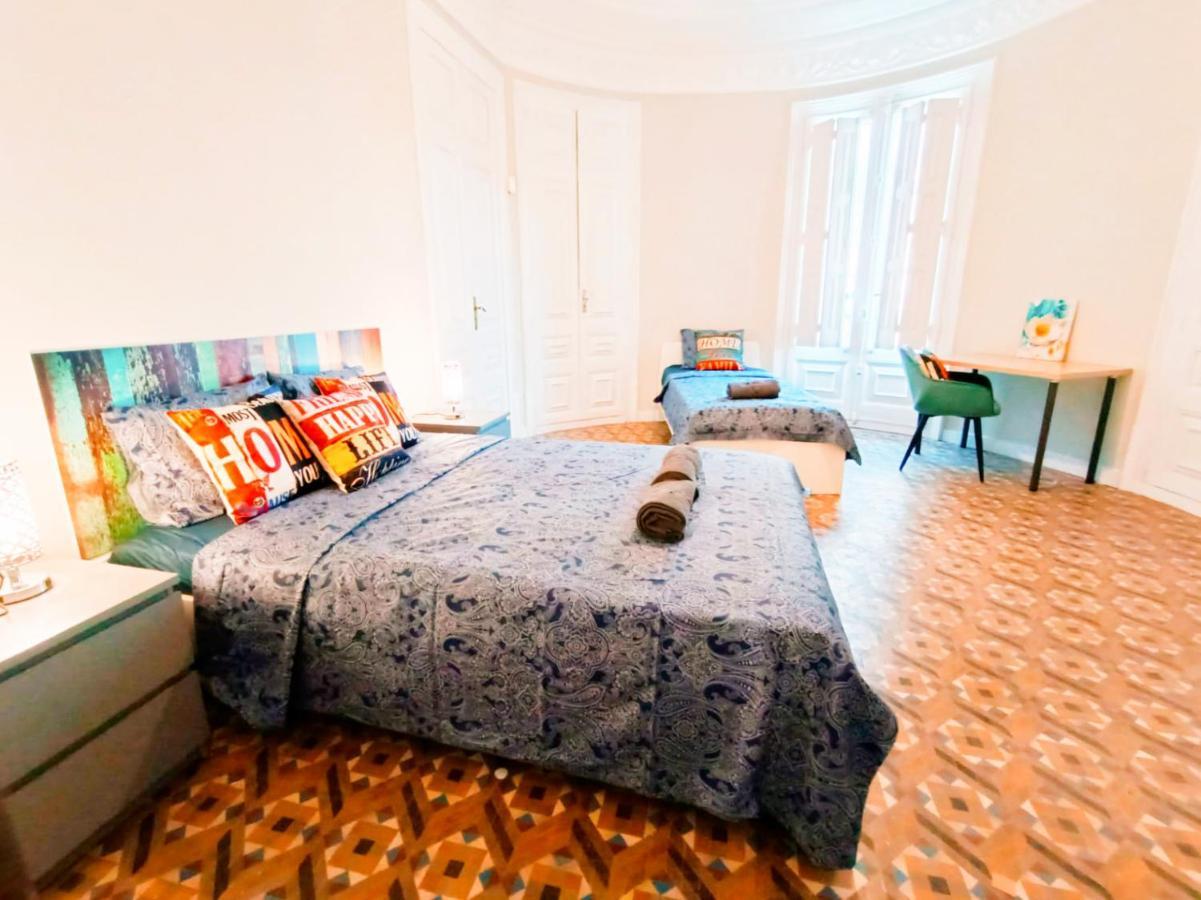 By Plaza Catalunya Rooms Барселона Екстериор снимка
