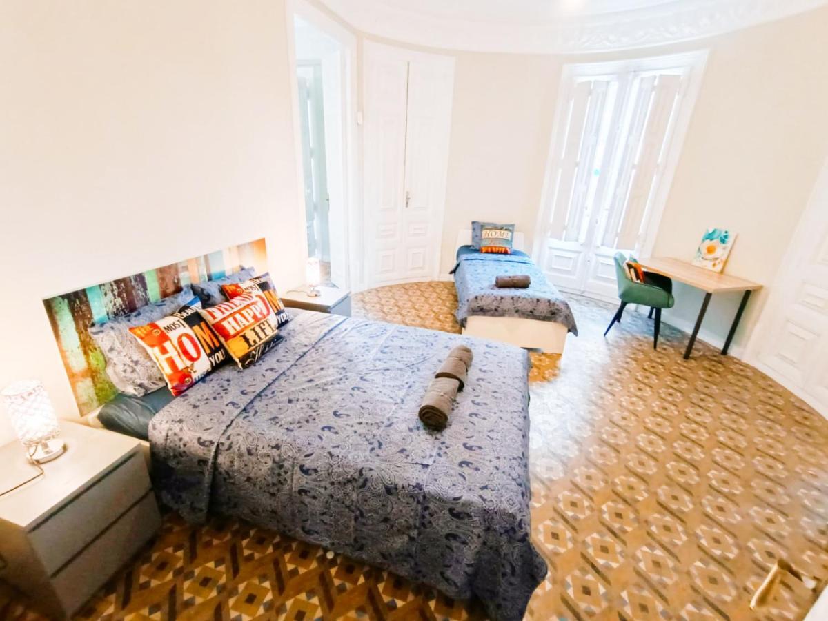 By Plaza Catalunya Rooms Барселона Екстериор снимка